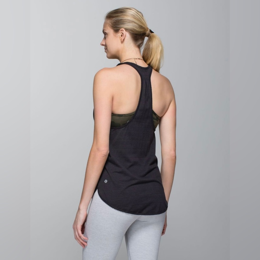 LULULEMON 105 F Singlet Tank Top Scalloped Trim Black Striped Lightweight Shirt